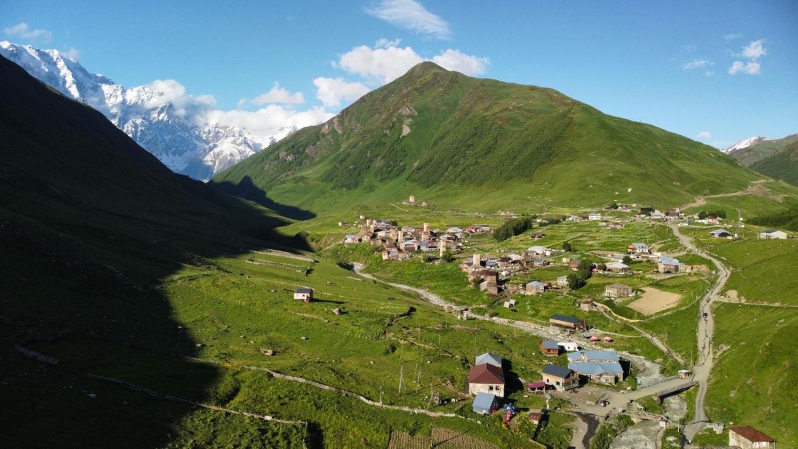 Old House Hotel Ushguli Exterior foto